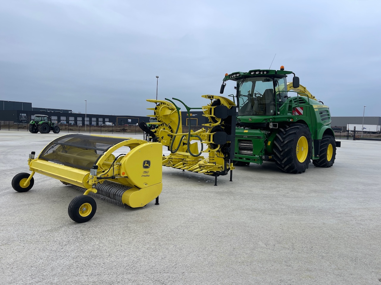 John Deere 8200 + Mais bek + Pick-up 2020